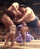 Takanohana returns with a win at autumn sumo tourney